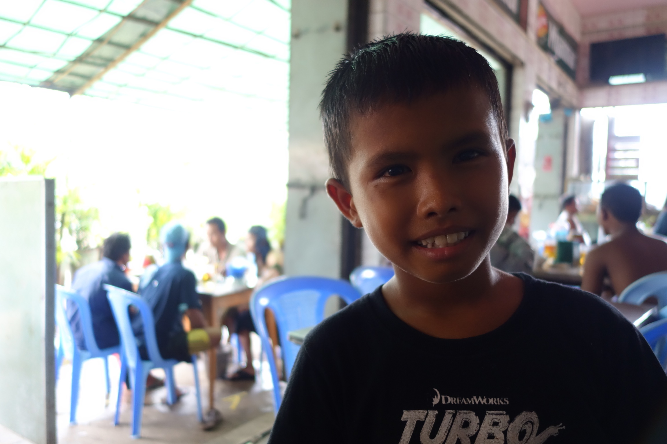 ヤンゴンのレストランの少年